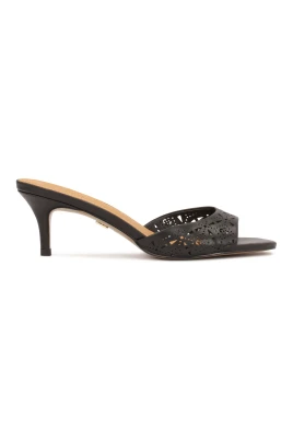 Eleganta svarta flip-flops med genombruten design