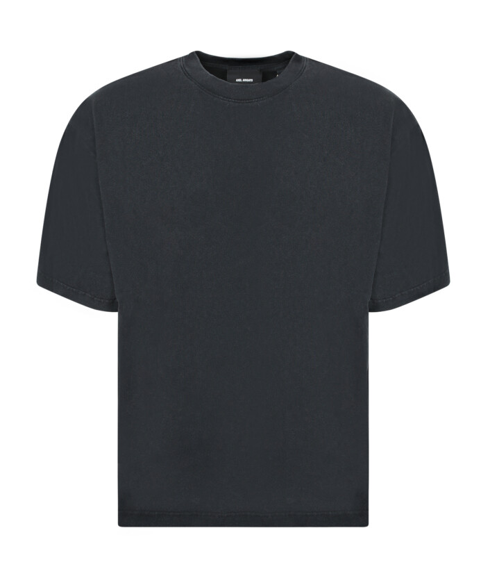 black-embroidered-t-shirt