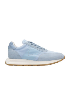 sneakers-bleu-clair-avec-semelle-en-caoutchouc