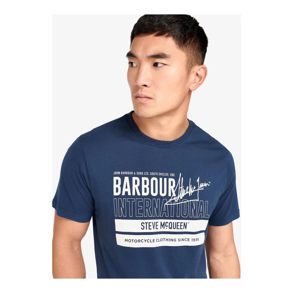 Barbour Grafisch T-shirt met Steve McQueen Design Blue Heren