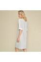 robe-grise-a-col-v-avec-garnitures-blanches