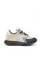 grijze-suede-sneakers-met-zwarte-accenten