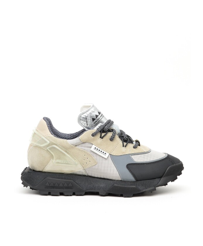 grijze-suede-sneakers-met-zwarte-accenten
