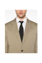 beige-pak-met-knopen-aan-de-voorkant-en-achterste-split