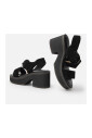 sandale-minimaliste-en-daim-noir-avec-semelle-ergonomique