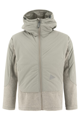 veste-polaire-grise-pour-aventures-en-plein-air