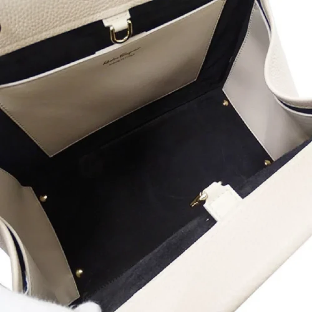 Salvatore Ferragamo Pre-owned Leather handbags Beige Dames