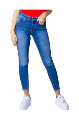 blue-zip-button-jeans-with-pockets