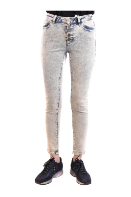Jeans med knappknäppning