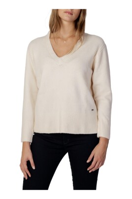 white-v-neck-long-sleeve-knitwear