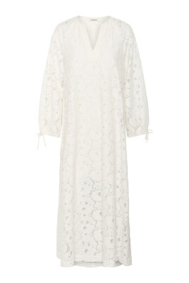 elegant-maxi-klanning-med-spetsdetaljer