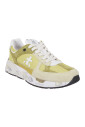 sneakers-blancs-en-tissu-technique-et-en-daim