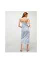 robe-satinee-imprimee-style-motifs