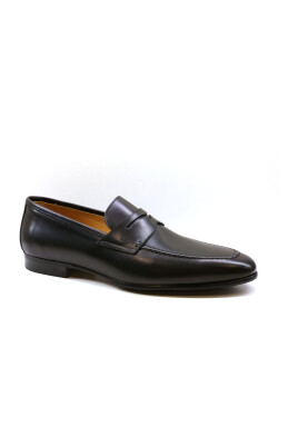 black-leather-loafer-with-elegant-stitching