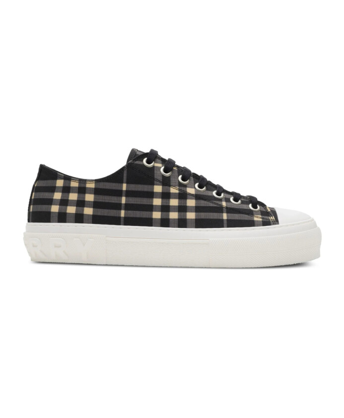sneaker-noir-avec-semelle-en-caoutchouc