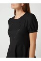 robe-noire-en-polyester-avec-application-de-strass
