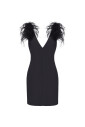 robe-a-col-en-v-ornee-de-plumes