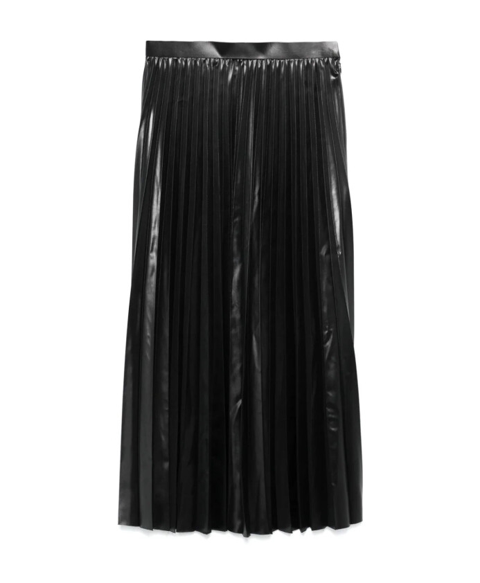 zwarte-geplooide-rok-met-glanzende-afwerking