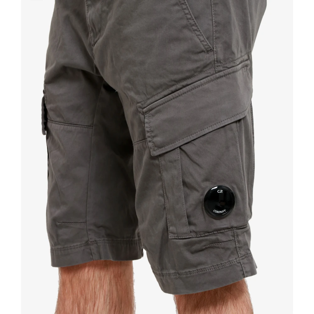 C.P. Company Cargo Stretch Shorts met Iconische Lens Gray Heren