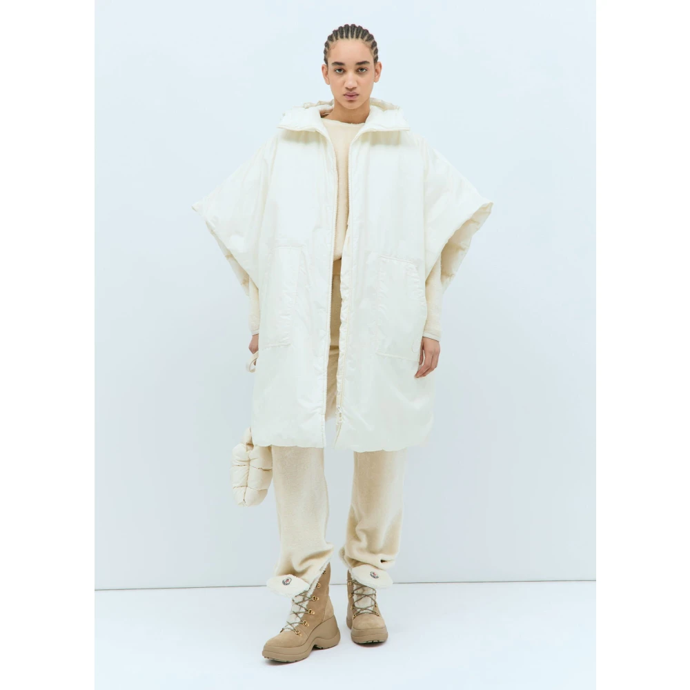 Moncler Gewatteerde Hooded Down Cape met logo White Dames