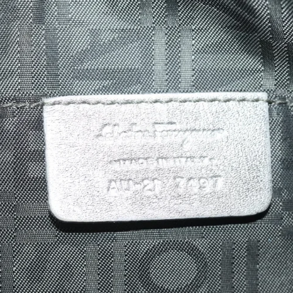 Salvatore Ferragamo Pre-owned Leather pouches Gray Dames