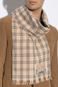 echarpe-a-carreaux-avec-patch-logo-et-bords-franges