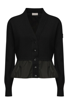 pull-noir-avec-volants-et-bouton-pression