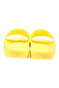tongs-en-caoutchouc-jaune-avec-logo