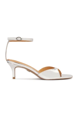 Silver sandaler med en rem vid hälen