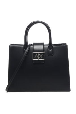 black-shoulder-bag-with-logo-detail