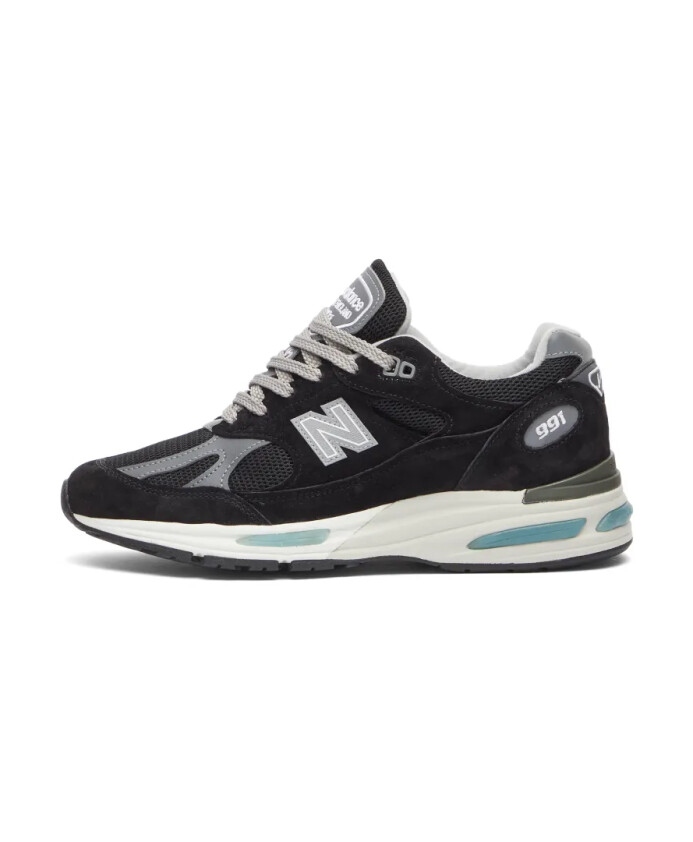 sneakers-noires-fabriquees-en-angleterre