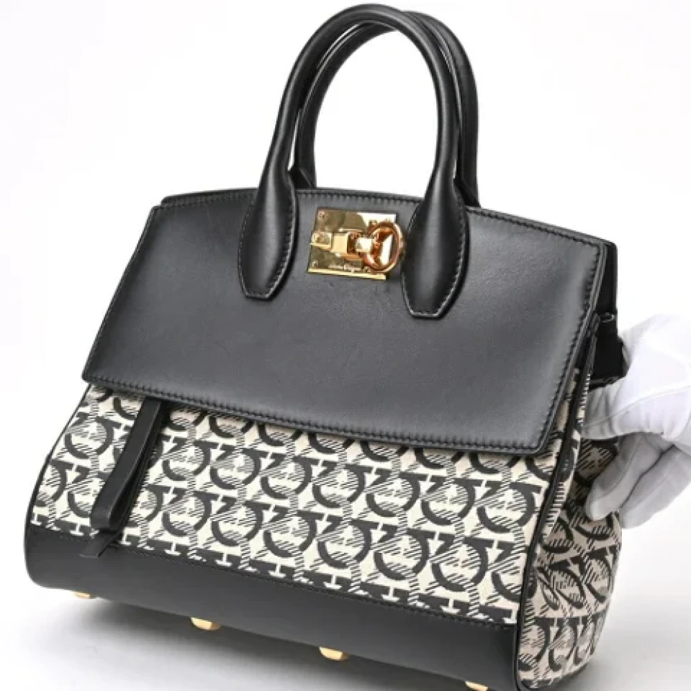 Salvatore Ferragamo Pre-owned Leather handbags Black Dames