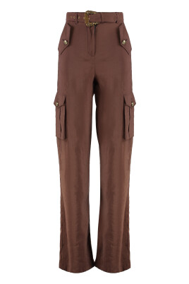 pantalon-cargo-orne-de-details-de-boutons