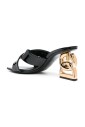 mules-en-cuir-noir-avec-logo-dore