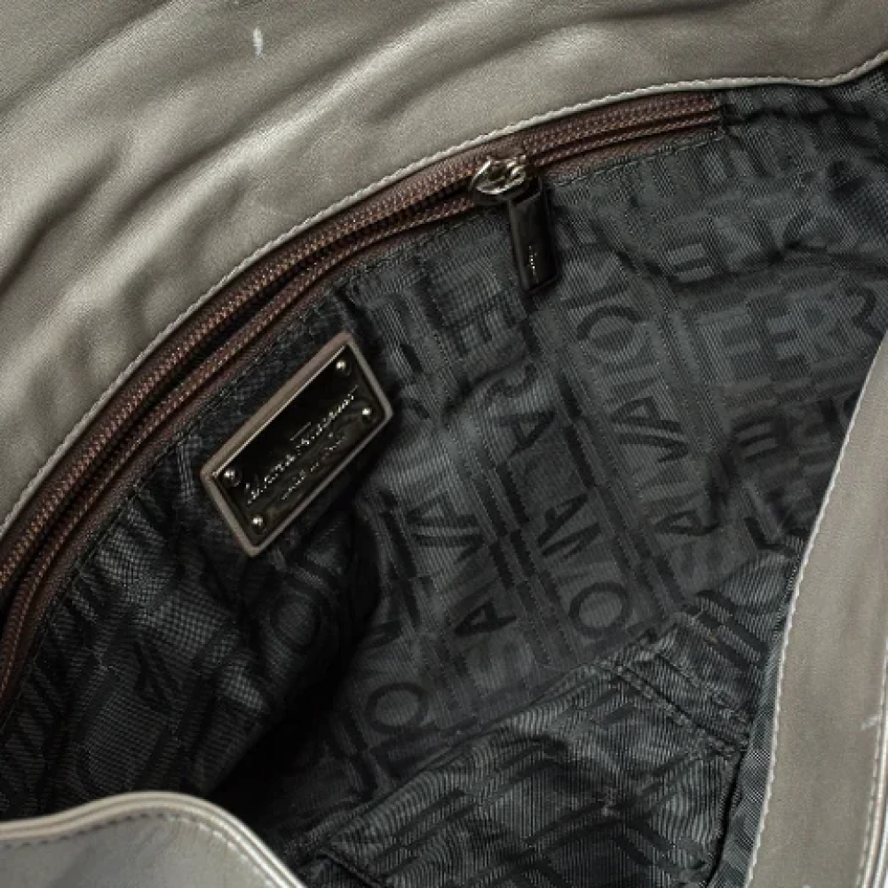 Salvatore Ferragamo Pre-owned Leather clutches Gray Dames