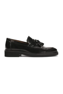 Svarta herr loafers med en clutch