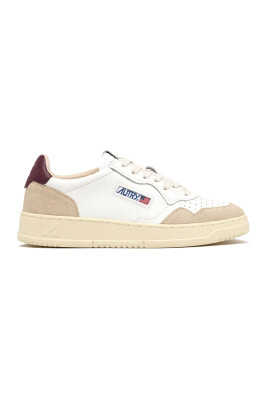 sneakers-basses-blanches-en-daim-et-cuir