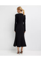robe-maxi-noire-avec-ornement-en-cristal