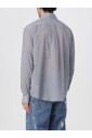 chemise-boutonnee-poussiere-intemporelle