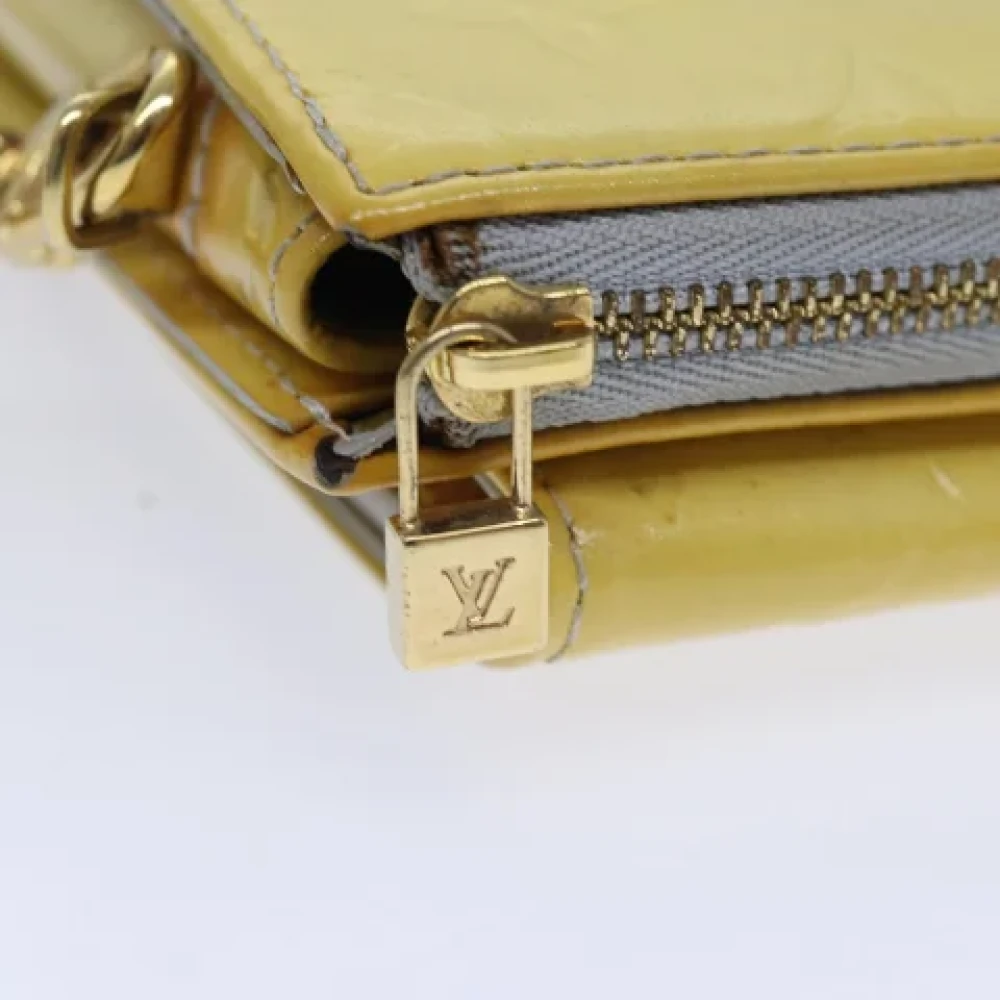 Louis Vuitton Vintage Pre-owned Fabric clutches Yellow Dames