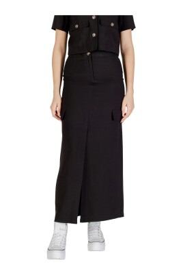ensemble-jupe-noire-avec-detail-de-poche