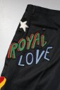 pantalon-noir-avec-broderie-graphique