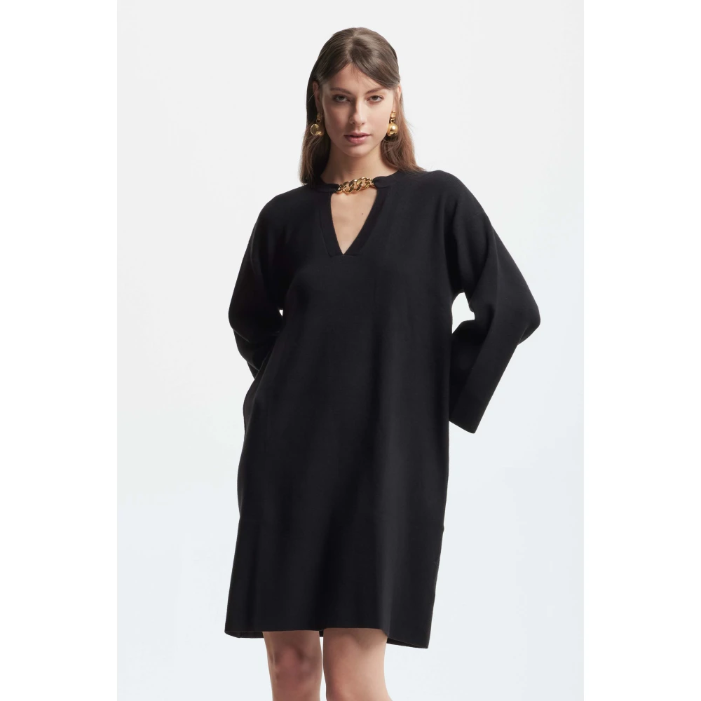 Kocca Gebreide jurk met V-hals en ketting Black Dames