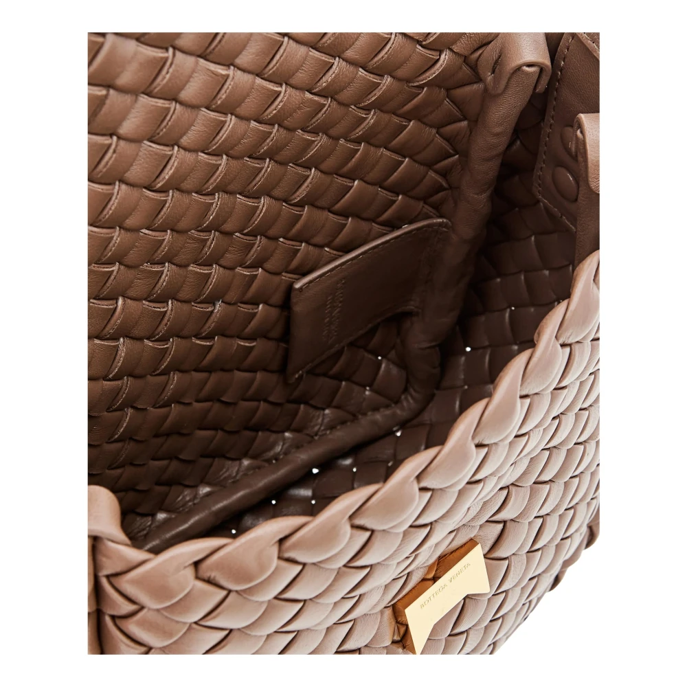 Bottega Veneta Kleine schoudertas in Taupe Grey-Gold Brown Dames