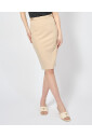 beige-kokerrok-met-metalen-detail
