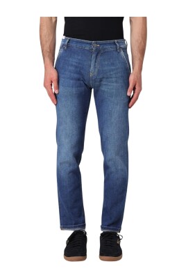 classic-fit-jeans
