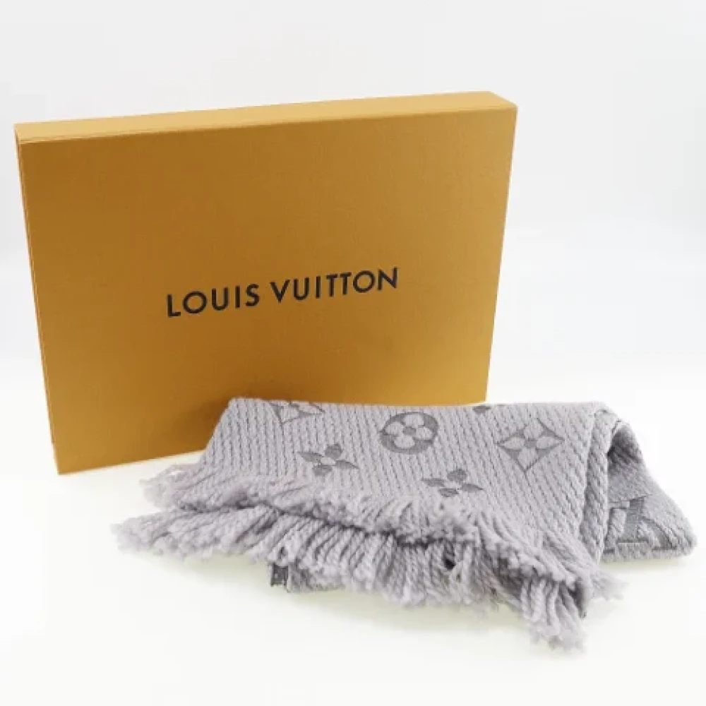 Louis Vuitton Vintage Pre-owned Wool scarves Gray Dames