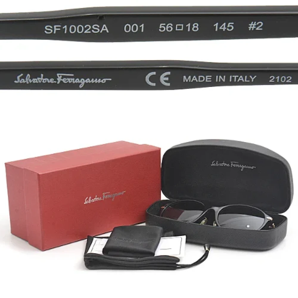Salvatore Ferragamo Pre-owned Plastic sunglasses Black Dames