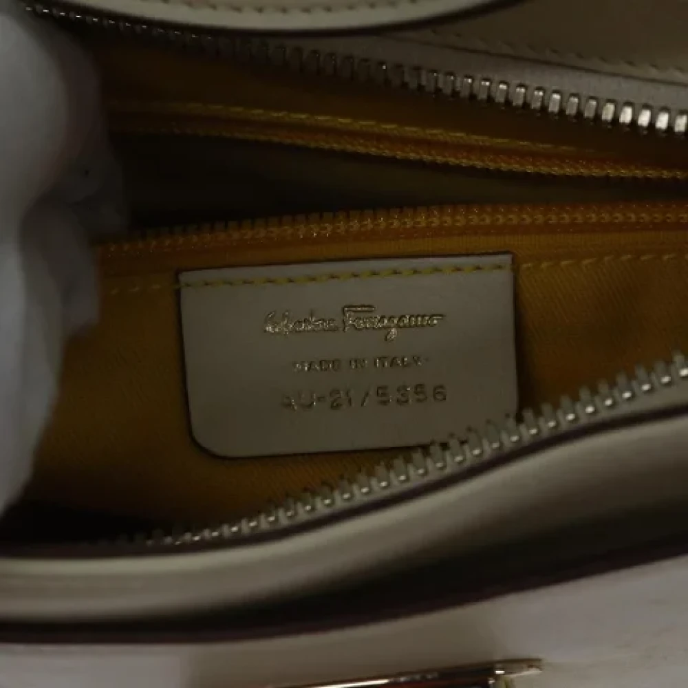 Salvatore Ferragamo Pre-owned Leather shoulder-bags Beige Dames