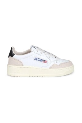 sneakers-en-cuir-avec-etiquette-brodee